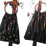 金の花が流れる黒ベロアのバッグ 木のリングハンドル