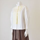 淡いバイカラーのイカ胸シャツ