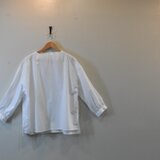 白いブラウス
