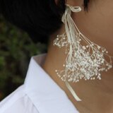 清楚で可愛い　かすみ草のイヤリング