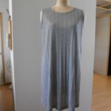 ノースリーブワンピース。ドレープベストつき