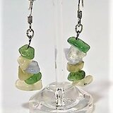 【フックピアス】★天然石・アースカラー緑と白のさざれ石★の画像