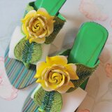 黄色の薔薇のビジューサンダル　