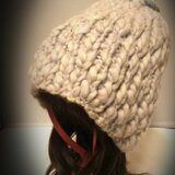 ヨリのランダムな毛糸で。ポイントはポンポン。グレージュなニット帽