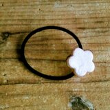 白い花のヘアーゴム