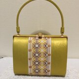 スウェーデン刺しゅうの金色ハンドバッグ