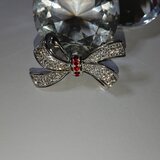 SWAROVSKIキラキラリボンブローチ