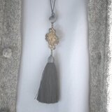 オーナメントタッセルのネックレス(グレー2)