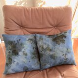 藍染にボタニカルプリントのミニクッションカバー　（３５x３５）