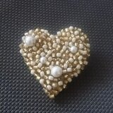 ハートのビーズブローチ