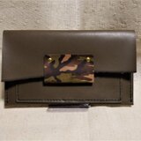 オリーブグリーンヌメ革と迷彩柄の通帳ケース