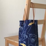 縦長の革持ち手トート（紺色のおさる）
