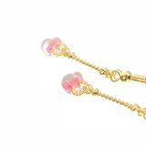 ピンクのティアドロップ揺れるピアス