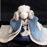 ブルーの袴の男ヒツジさん