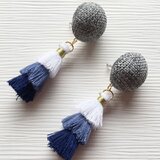 ボタンタッセルピアス（グレー）