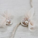 シフォンを纏ったビジューなイヤリング・ベージュ