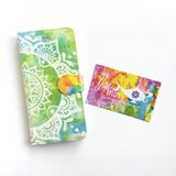 【春・夏】モロッコ風手描き曼荼羅柄 ライトグリーンとブルーの手帳型iPhone/Androidケース(留め具orange)