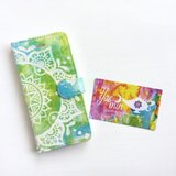 【春・夏】モロッコ風手描き曼荼羅柄 ライトグリーンとブルーの手帳型iPhone/Androidケース(留め具blue)