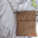 【受注制作】服に合わせやすい８号帆布のカジュアルサコッシュ　ファスナータイプ　ペットボトルがすっぽり　ライトブラウン