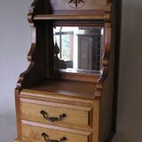 鏡と引き出しのある飾り棚