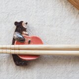 リンゴをかかえたツキノワグマの箸置き