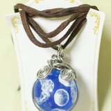 クラゲと宇宙の球体ネックレス
