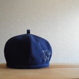 鳥さんの刺繍、ベレー帽　ネイビーのコットンリネン