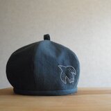 鳥さんの刺繍、ベレー帽　チャコールグレーのコットンリネン