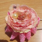 [浴衣に‼️]天然バラと京ちりめんのつまみ細工のスカーフピン