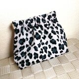 ころんとかわいいヒョウ柄のバネポーチ