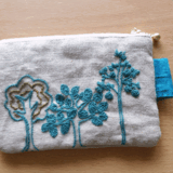 青い木のポーチ