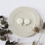 〈送料無料〉つぶつぶビーズとパールの耳飾り〈シロ〉