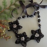 ３連の花モチーフネックレス