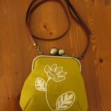 手刺繍おお玉がま口・ポシェット（白い花）