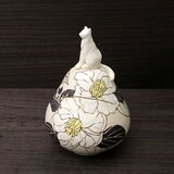 白猫と夏椿の蓋物の画像