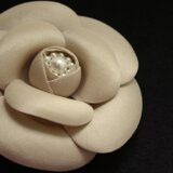 シルクタフタのカメリアコサージュ＜ベージュ＞CY068-C8SP