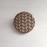 ブローチ(ヘリンボーン丸)白マット