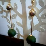 マットグリーン×ゴールドパイプ　イヤリング