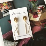 ストーンが煌めくウエーブピアス