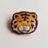 虎のほっこり手刺繍ブローチ
