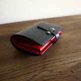 ミディアムサイズの縦長二つ折り財布：TRIP（ストラップ付き）