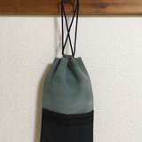 ぼかしの着物地に紺色のポケットが付いた巾着袋（合切袋）
