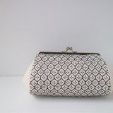 モノトーンの『亀甲花刺し』模様　刺し子の大きめがま口ポーチ