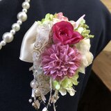 シンプルなスーツに合うコサージュP