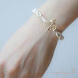 フラワーマンテルと交差模様のマクラメ編みブレスレット（マットゴールド×生成り）