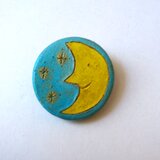 月 粘土ブローチ