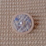 【送料無料】アコヤパールブローチ　タモと水色が入ったウール