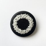 かすみ草のリース 木枠の刺繍ブローチ