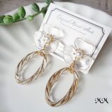 クリアフラワー×ゴールドアクリルフープイヤリング