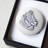 刺繍のスニーカーブローチ